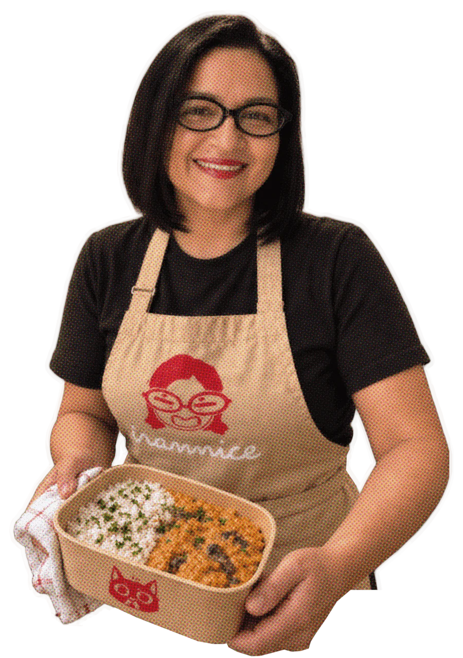 Dona Irannice sorrindo e servindo uma marmita de strogonoff